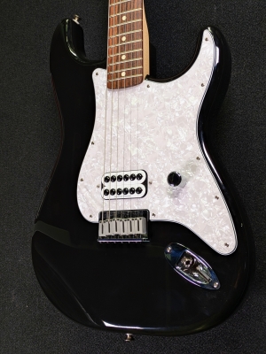Fender - Tom Delonge Strat RW - BLK 3